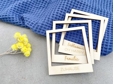 Polaroid Bilderrahmen aus Holz personalisiert Bilderrahmen mit Wunschschriftzug Wunschtext | Druckschrift | mit Standfuß